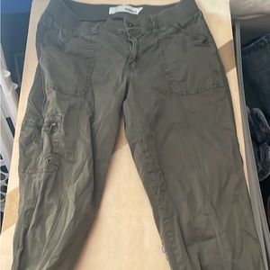 Women green cargo crop pants.